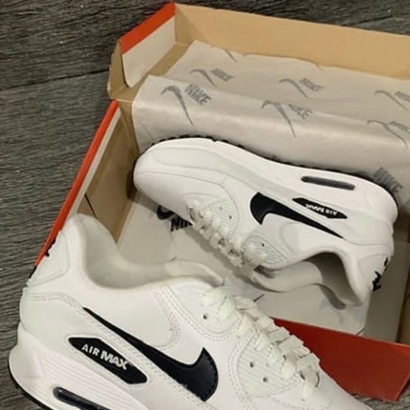 Nike Shoes - Nike Air Max 90